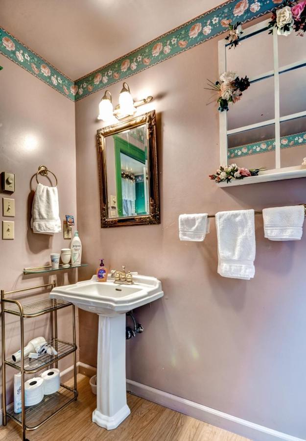 Astoria Painted Lady Historic Apt With River View! Екстер'єр фото