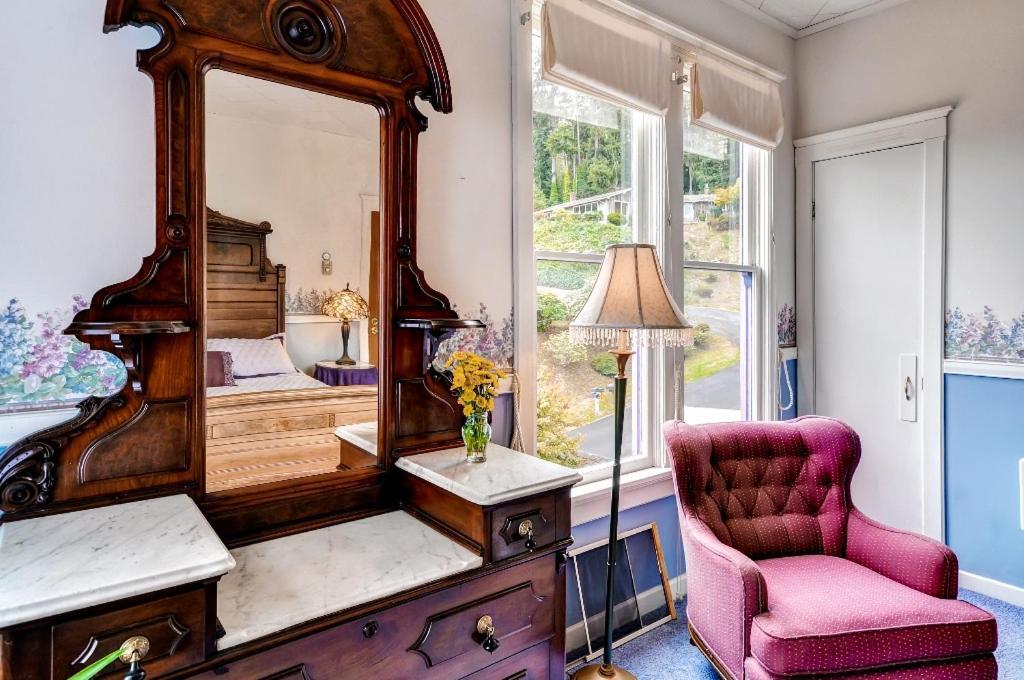 Astoria Painted Lady Historic Apt With River View! Екстер'єр фото